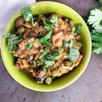 FeaturedImage Mushroom in creamy garlic curry