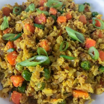 Turmeric keto cauliflower rice recipe that comes together in one pot in less than 15 minutes. A great low carb alternatice to rice.