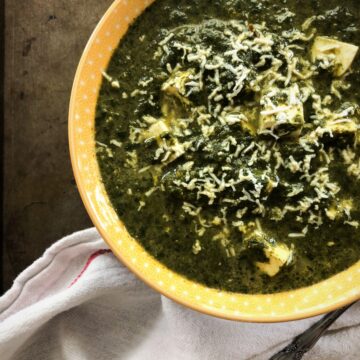 Instant Pot Saag Paneer recipe Saag Paneer garnished with grated paneer_FI1 #Instant Pot #Spinach #Easyrecipes #weeknight #indianfood
