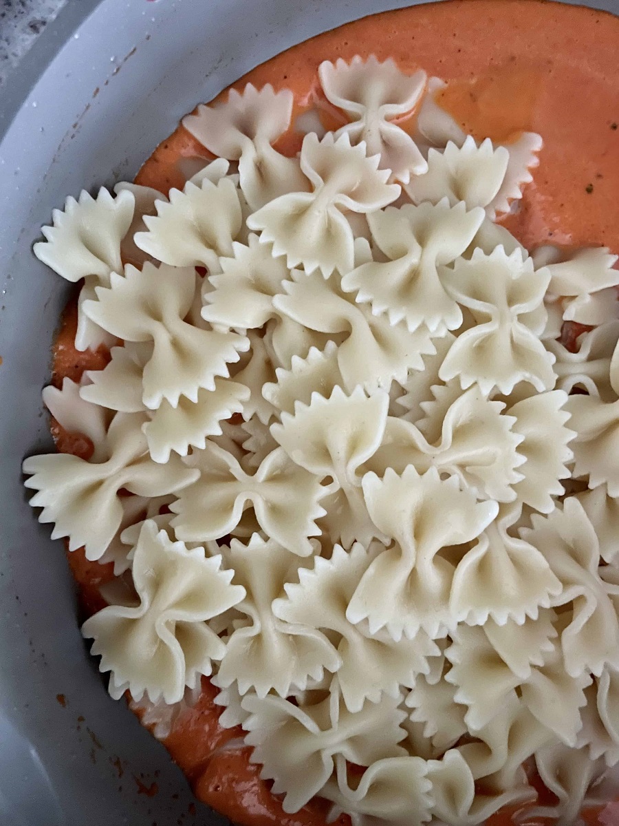 RoastedRedBellPepperPasta_Sauce-with-farfalle-in-pan