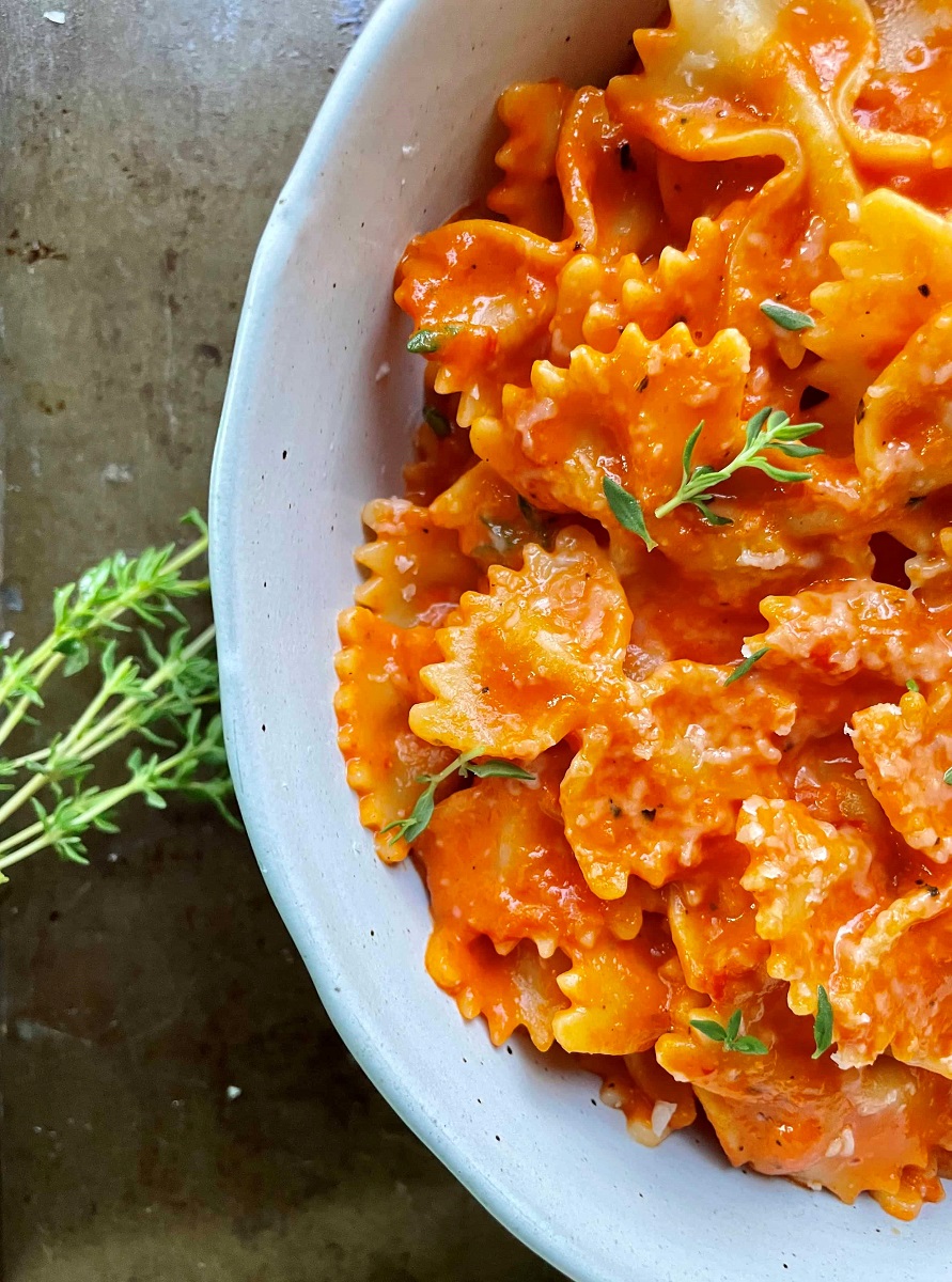 RoastedRedBellPepperPasta_flatlay_served-in-a-bowl