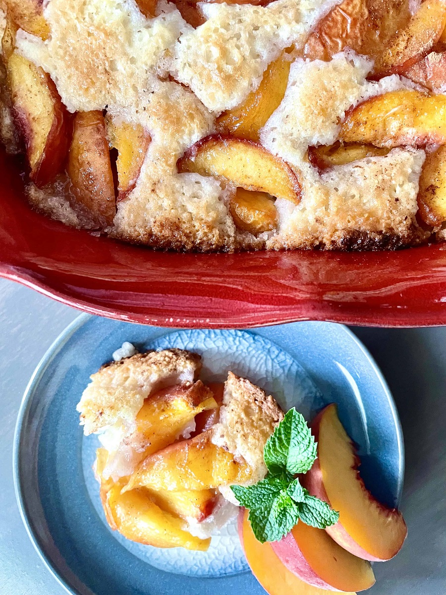 PeachCobbler_flatlay_plate_bakingdish