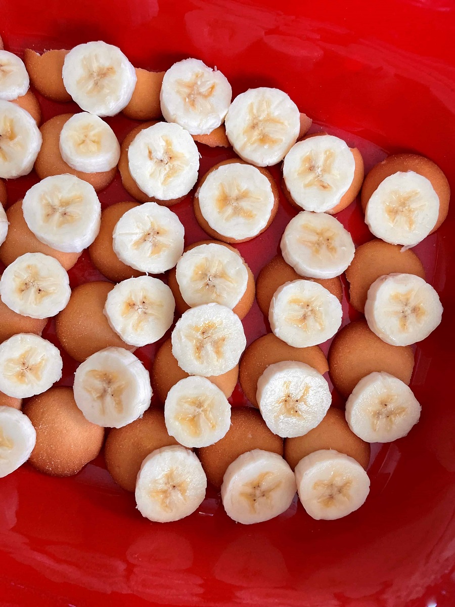 Banana_Pudding_Recipe_Layeredvanillawafersbananas_red_dish