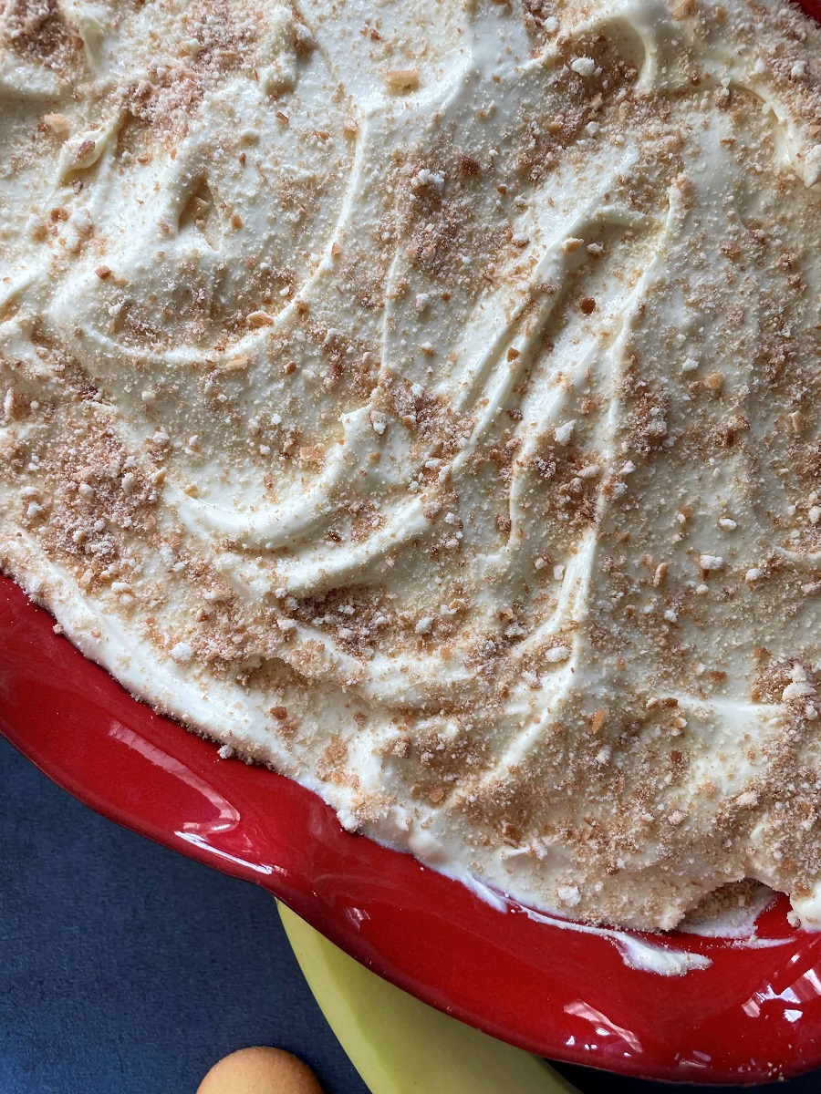 Banana_Pudding_Recipe_closeup_flatlay_red_dish