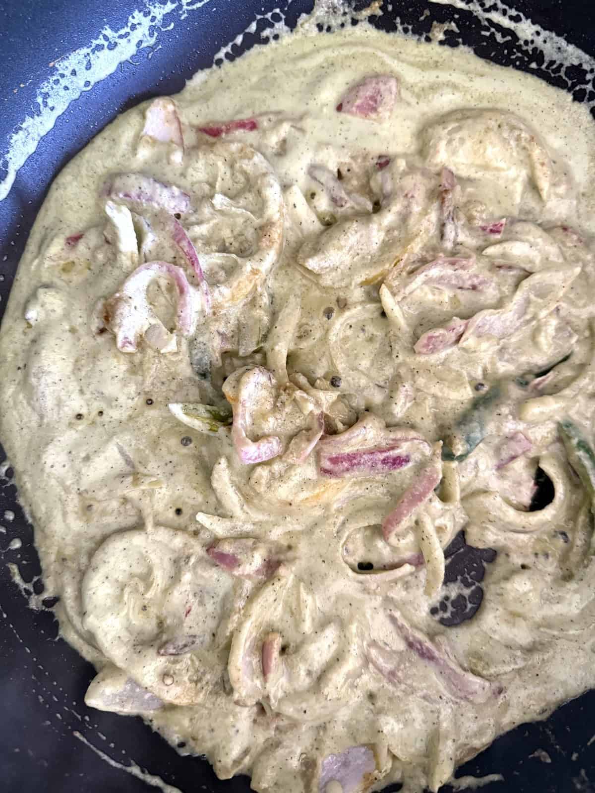 Afghani chicken sauce with sliced onions, lemons, green chilies and raisins.
